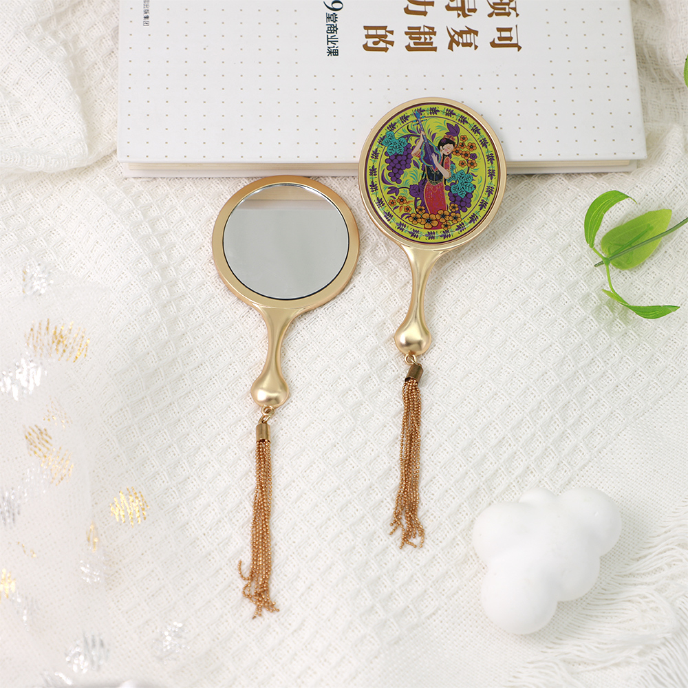 Tassel compact mirror